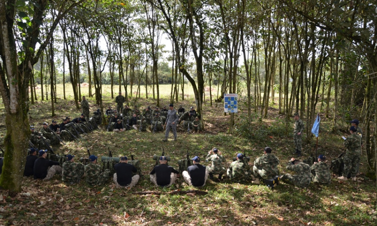 La Fuerza Aérea capacita y reentrena al personal de la reserva de la Armada Nacional 