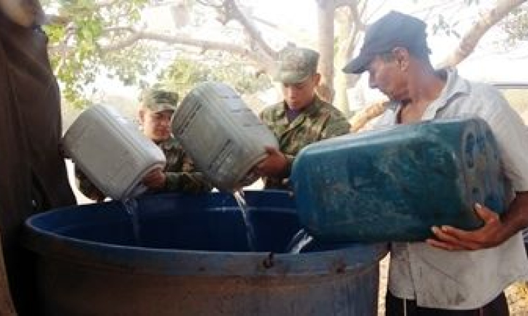 La Fuerza Aérea lleva agua a familias de Malambo, Atlántico.