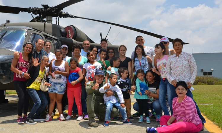 Niños con discapacidad visual pudieron sentir el "Ángel” de la Fuerza Aérea Colombiana