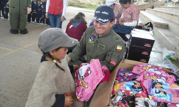 Niños campesinos de Subachoque reciben kits escolares de la Fuerza Aérea