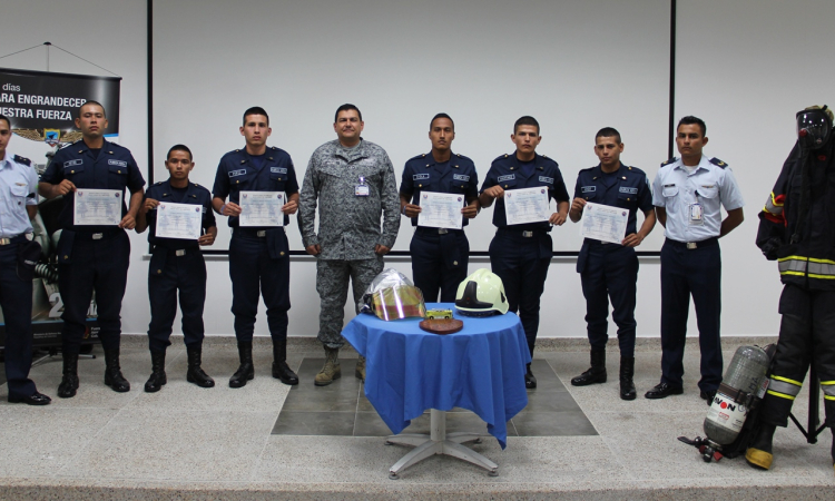 Soldados de aviación se gradúan como Bomberos Aeronáuticos