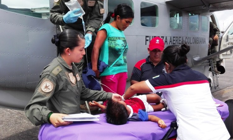 Menor indígena mordido por serpiente fue trasladado por la Fuerza Aérea