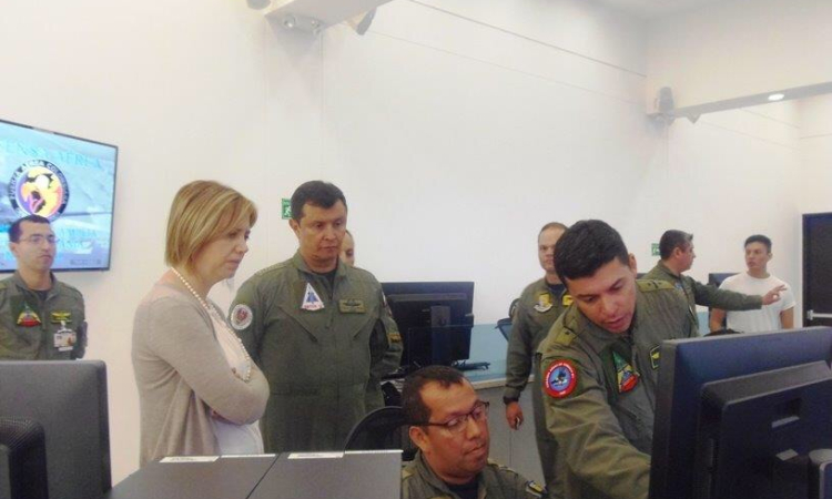 Viceministra de Defensa y Comandante Fuerza Aérea visitan el CACOM No.1