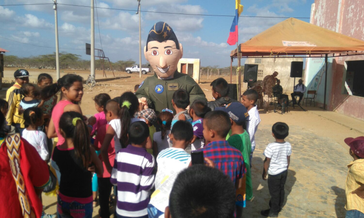 Ayuda humanitaria transportada por la Fuerza Aérea ya está siendo entregada a la comunidad Guajira 