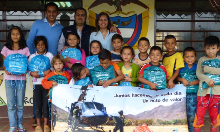 Fuerza Aérea Colombiana contribuye con la entrega de kits escolares  en Toledo, Norte de Santander