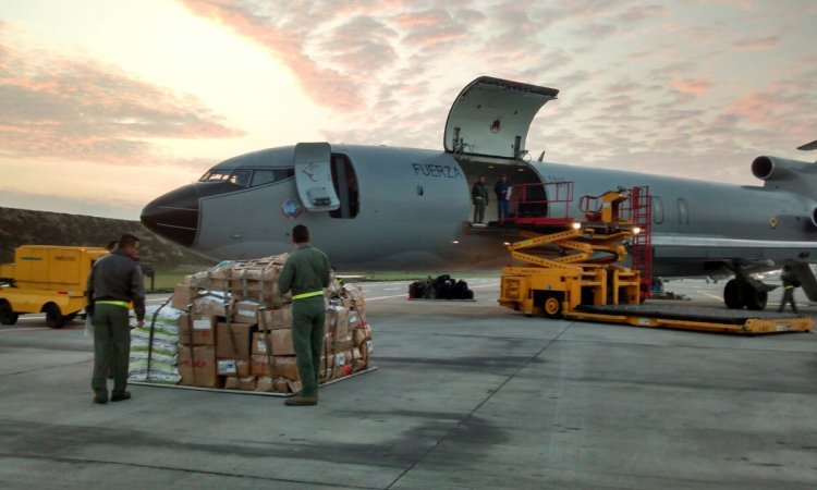 Ocho toneladas de ayuda humanitaria transportará la Fuerza Aérea Colombiana a La Guajira 