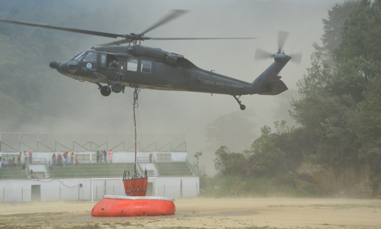 Fuerza Aérea Colombiana apoya labores de extinción de incendio en Belmira- Antioquia