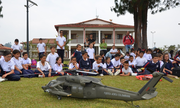 130 niños fueron pilotos por un día en el CACOM 5