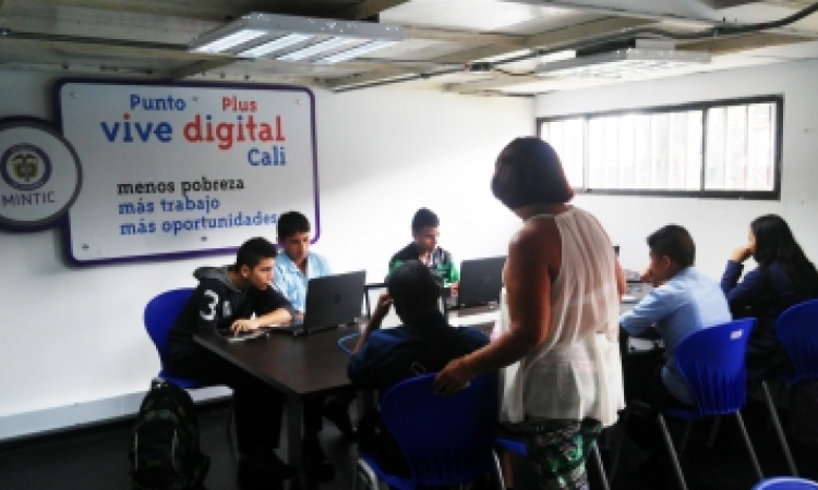 Estudiantes de la Institución Educativa Julia Saavedra villafany de Palmira, Colegio apadrinado por el Comando Aéreo de Combate No7 y la Escuela Militar de Aviación se ven beneficiados con el punto vive digital ubicado en la Base Aérea Marco Fidel Suárez