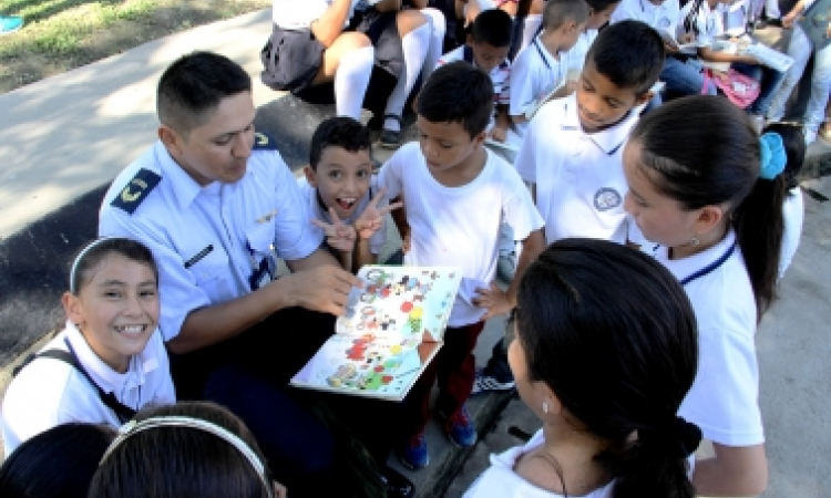 Grupo Aéreo del Amazonas presente en la jornada mundial de lectura en Leticia