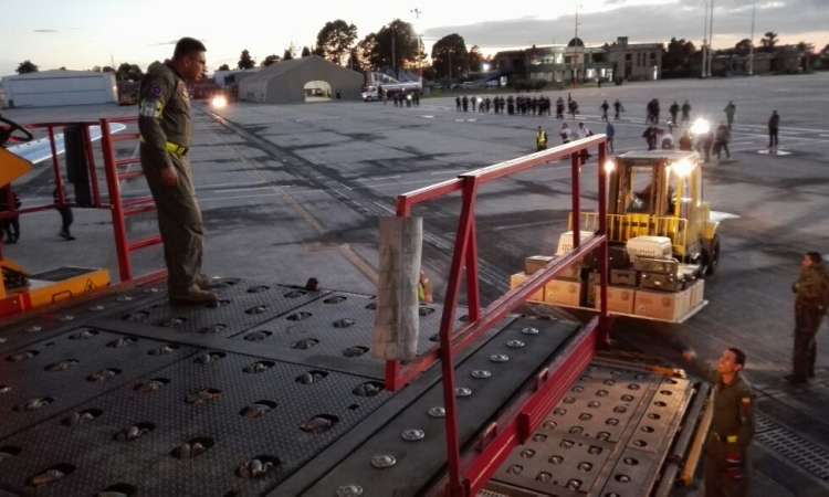 Ayuda humanitaria llega a Ecuador en aeronave de la Fuerza Aérea Colombiana