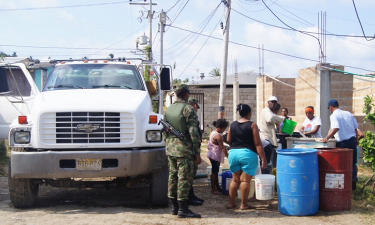 Grupo Aéreo del Caribe lleva agua a diferentes barrios de la Isla de San Andrés 