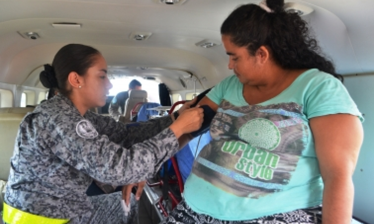 Mujer en estado de gravidez es trasladada por la Fuerza Aérea