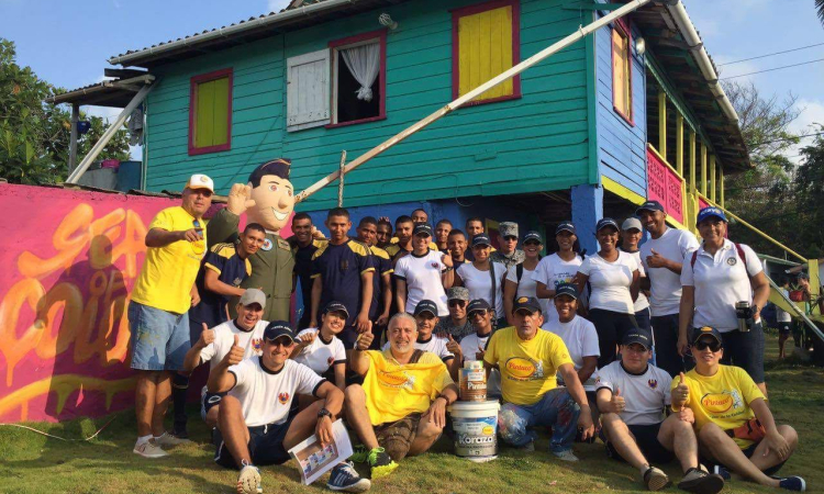 El Grupo Aéreo del Caribe junto a la empresa privada llenan de color a San Andrés 