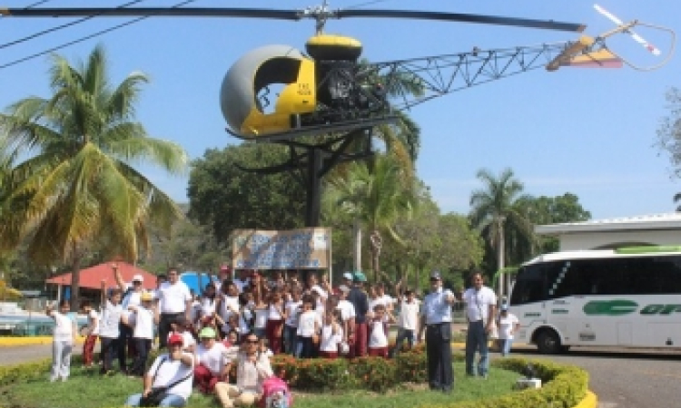 50 Pequeños fueron pilotos por un día en el CACOM 4