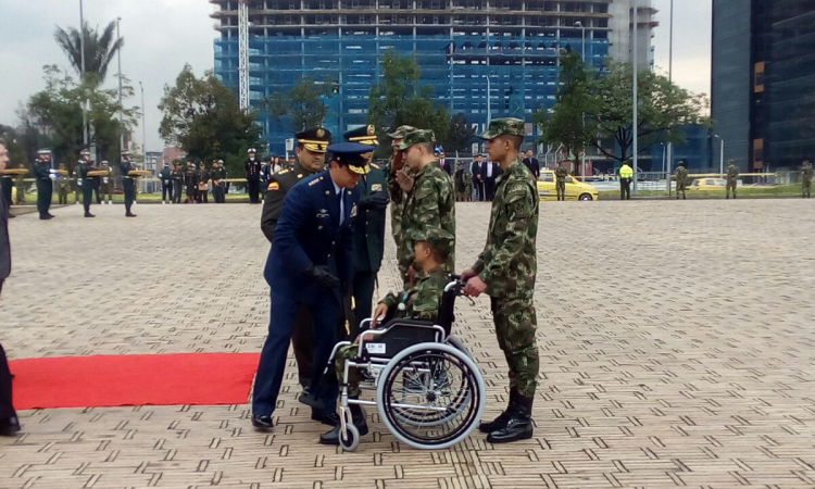 Comandante Fuerza Aérea rinde homenaje a víctimas del conflicto