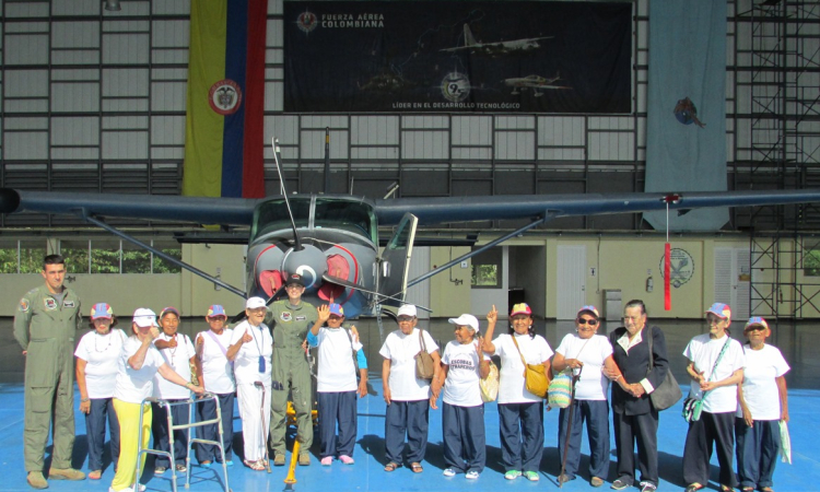 Abuelitas amazonenses vivieron la inolvidable experiencia de ser Pilotos por un Día en el GAAMA