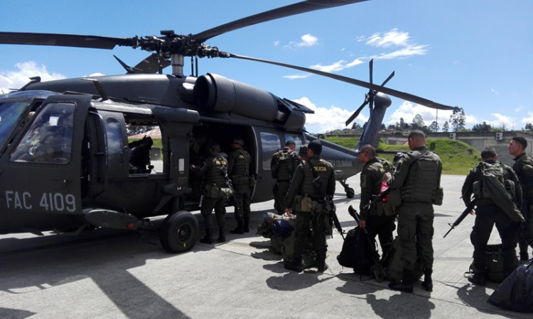 Fuerza Aérea transporta uniformados de la Policía hacia Puerto Claver