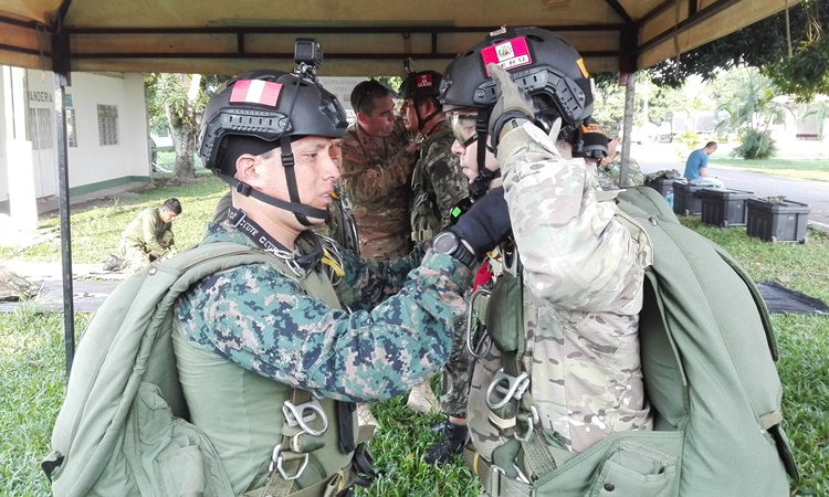 Militares de Estados Unidos, Perú y Colombia desafían las alturas en el Meta