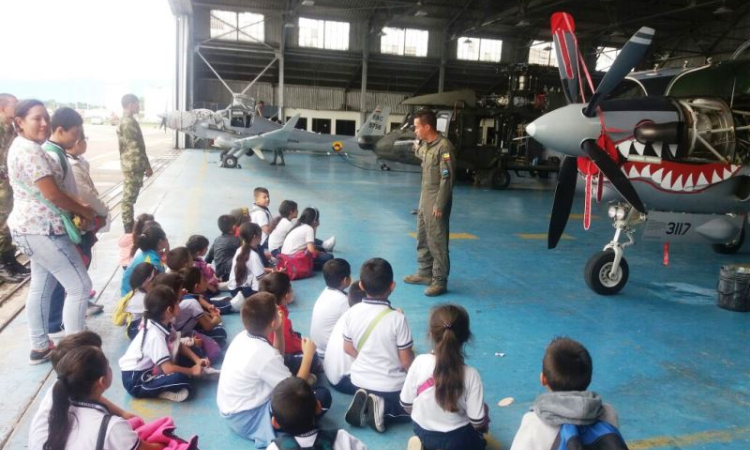 Colegio Juan de la Fontana conoce la misión de la Fuerza Aérea Colombiana