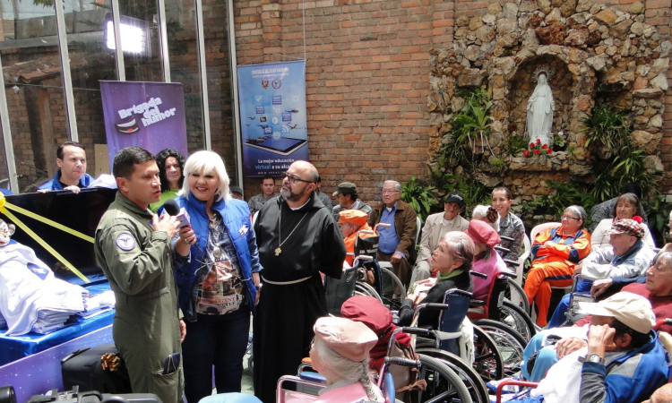 Fuerza Aérea y la Brigada del Humor benefician a 60 abuelitos de la Fundación San Francisco de Asís  