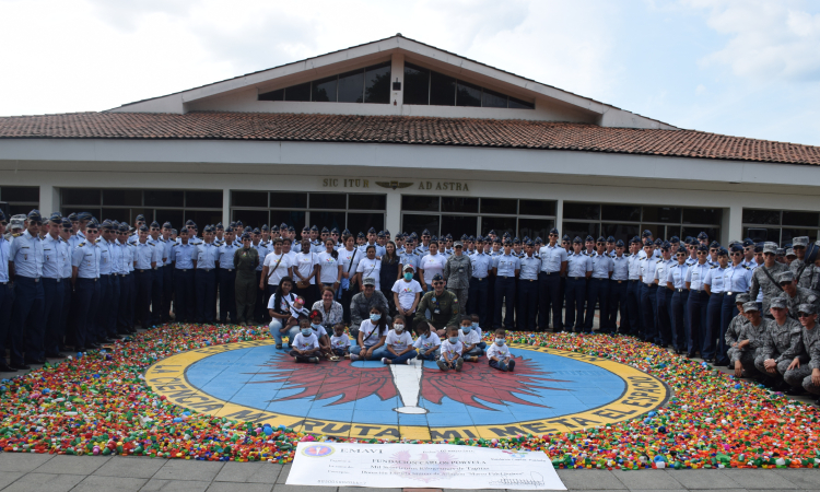 Con tapas plásticas de colores la Fuerza Aérea Colombiana beneficia a niños con cáncer