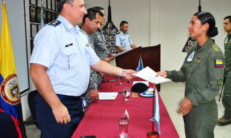 Militares culminan cursos en el Comando Aéreo de Combate No.1 