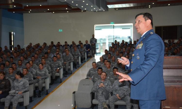 Emotiva visita del Comandante de la Fuerza Aérea a ESUFA