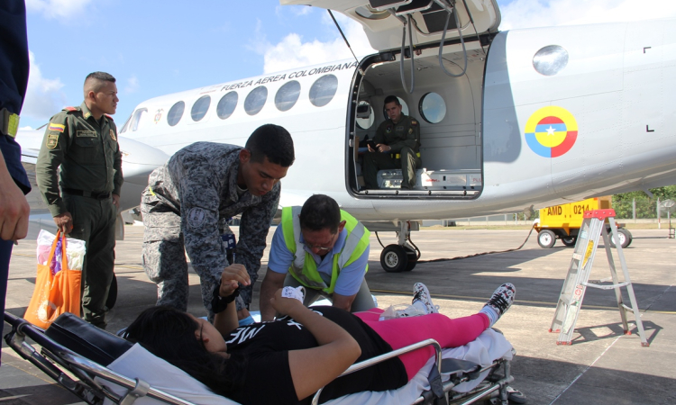 Mujer gestante es evacuada por complicaciones médicas 