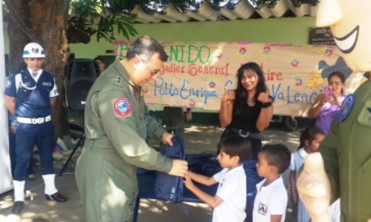 Fuerza Aérea Colombiana beneficia a 150 niños de Puerto Salgar con kits escolares