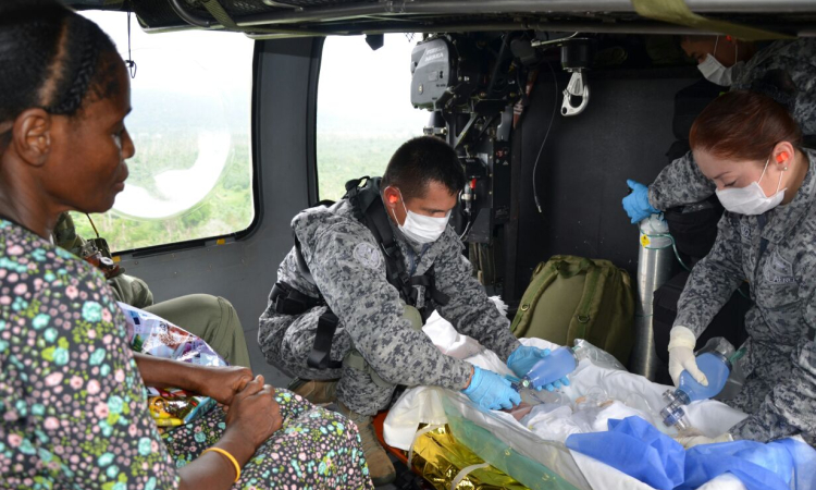 Helicóptero "Ángel" de la Fuerza Aérea salva la vida de dos neonatos en Antioquia