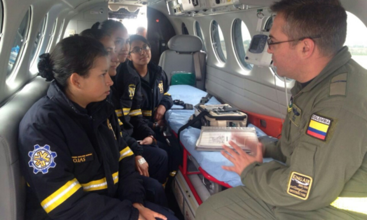 Estudiantes de la Universidad Militar conocen avión ambulancia FAC