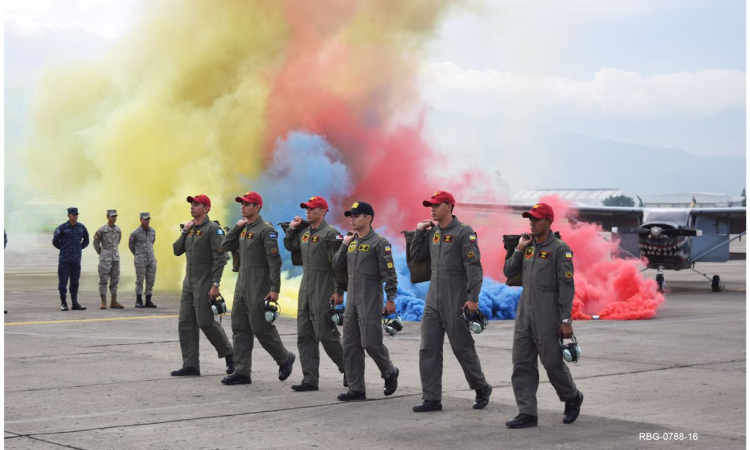 Militares centroamericanos cumplen el sueño de "volar solos" en Colombia