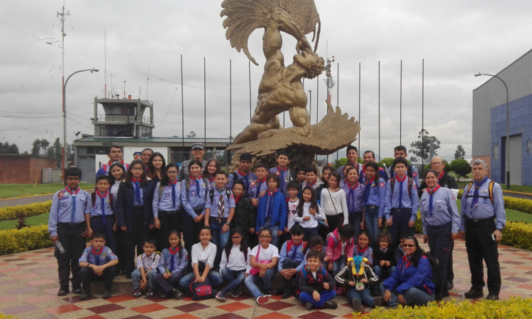 Grupo de Scouts Nabusimake conoce la misión de la Fuerza Aérea en Madrid