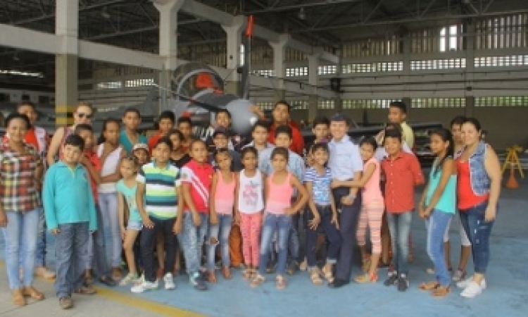 Los niños de Aguas de Malambo visitan el Comando Aéreo de Combate No. 3