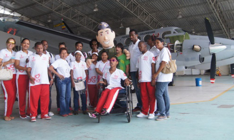 Niños de la Fundación Manuel Alejandro Vélez conocieron la misión de la FAC en San Andrés 