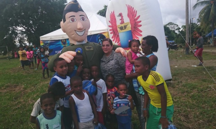 Fuerza Aérea Colombiana extiende sus alas a los habitantes de Nuquí, Chocó 