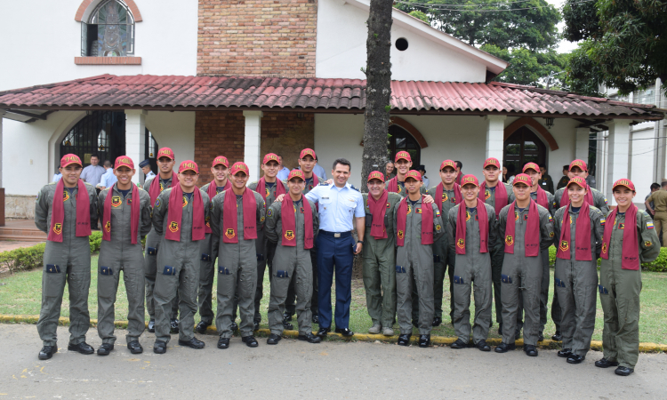 Emavi realizó ceremonia de bendición de bufandas de alféreces para iniciar etapa de vuelo