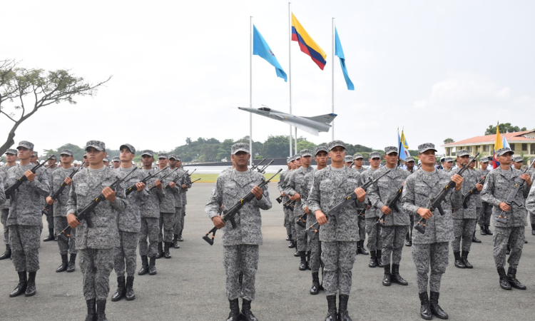 Soldados de aviación juran fidelidad a su bandera 