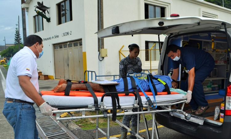 Fuerza Aérea traslada un hombre indígena herido por una flecha