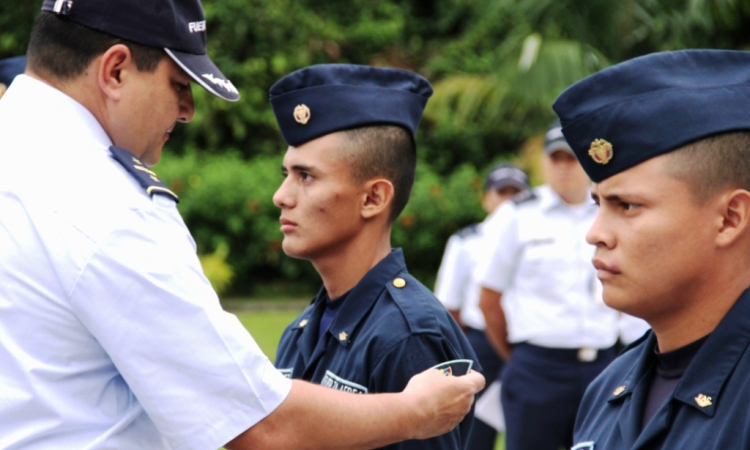 Imposición de insignias de dragoneante a soldados de aviación