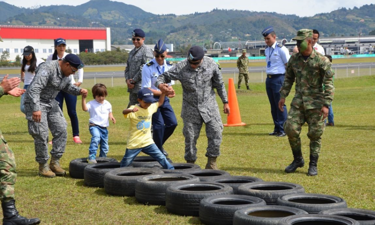 Familias de los "halcones valientes" fueron pilotos por un día