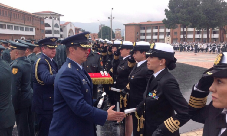 Comandante Fuerza Aérea asiste a ceremonia de ascenso de oficiales