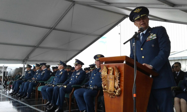 Comandante Fuerza Aérea asciende a damas y caballeros del aire 