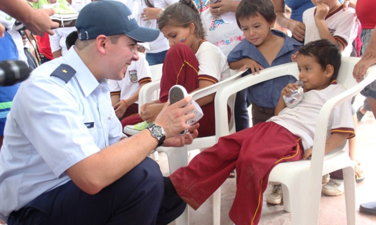 Fuerza Aérea Colombiana entrega tenis nuevos a niños tolimenses para asistir a la escuela