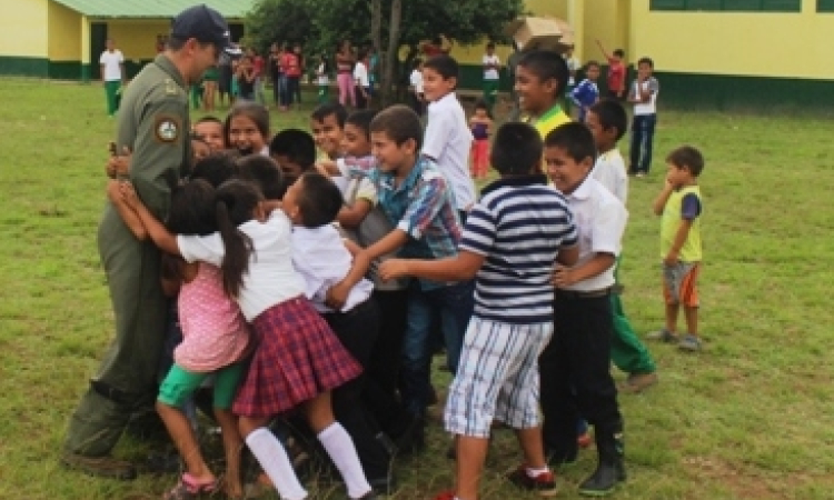 Fuerza Aérea entrega elementos para internado en Santa Cecilia, Vichada