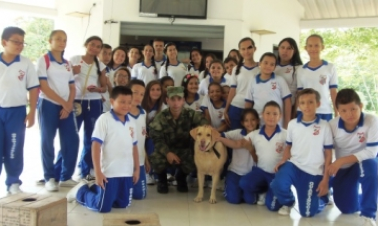 Niñas y niños de la Institución Educativa Guarinocito conocen la misión de la Fuerza Aérea