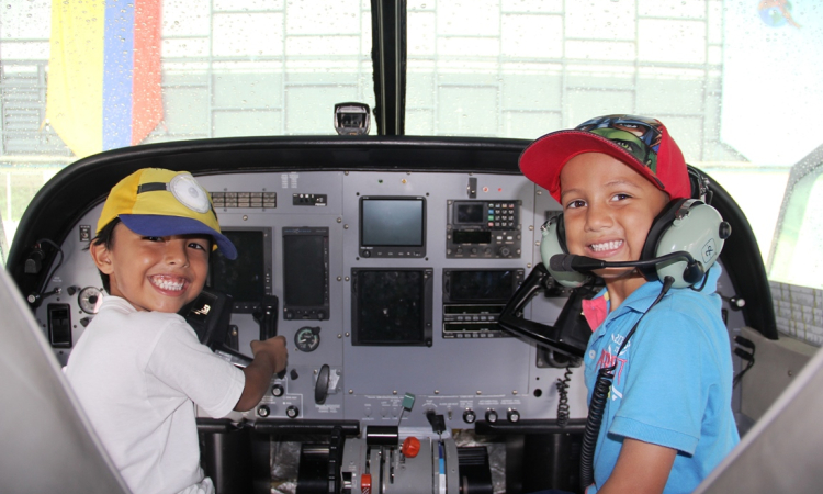 Niños de Leticia conocen la misión del Grupo Aéreo del Amazonas