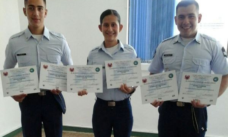 Futuros Tecnólogos en Comunicaciones Aeronáuticas culminan cursos con honores 