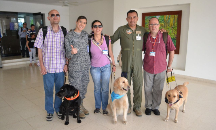 Sesenta invidentes visitaron unidad de la Fuerza Aérea 